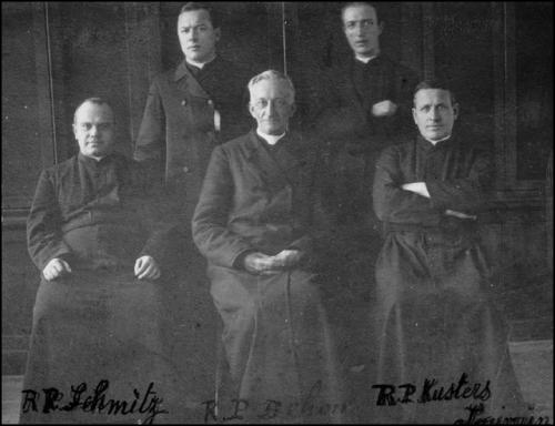 Dehon spolu s inými kňazmi v Louvain v roku 1908