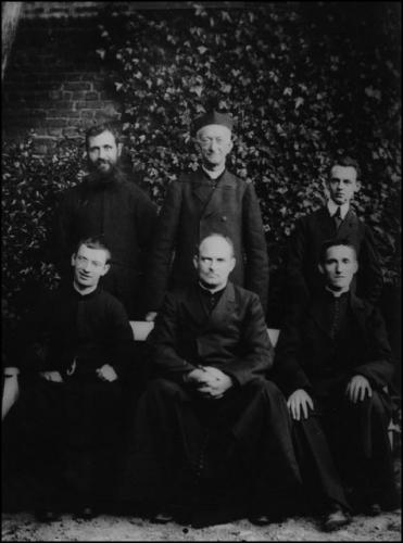 Dehon so skupinou kňazov. Napravo od P. Dehona je F. Berger, ktorý zomrel v Kanade